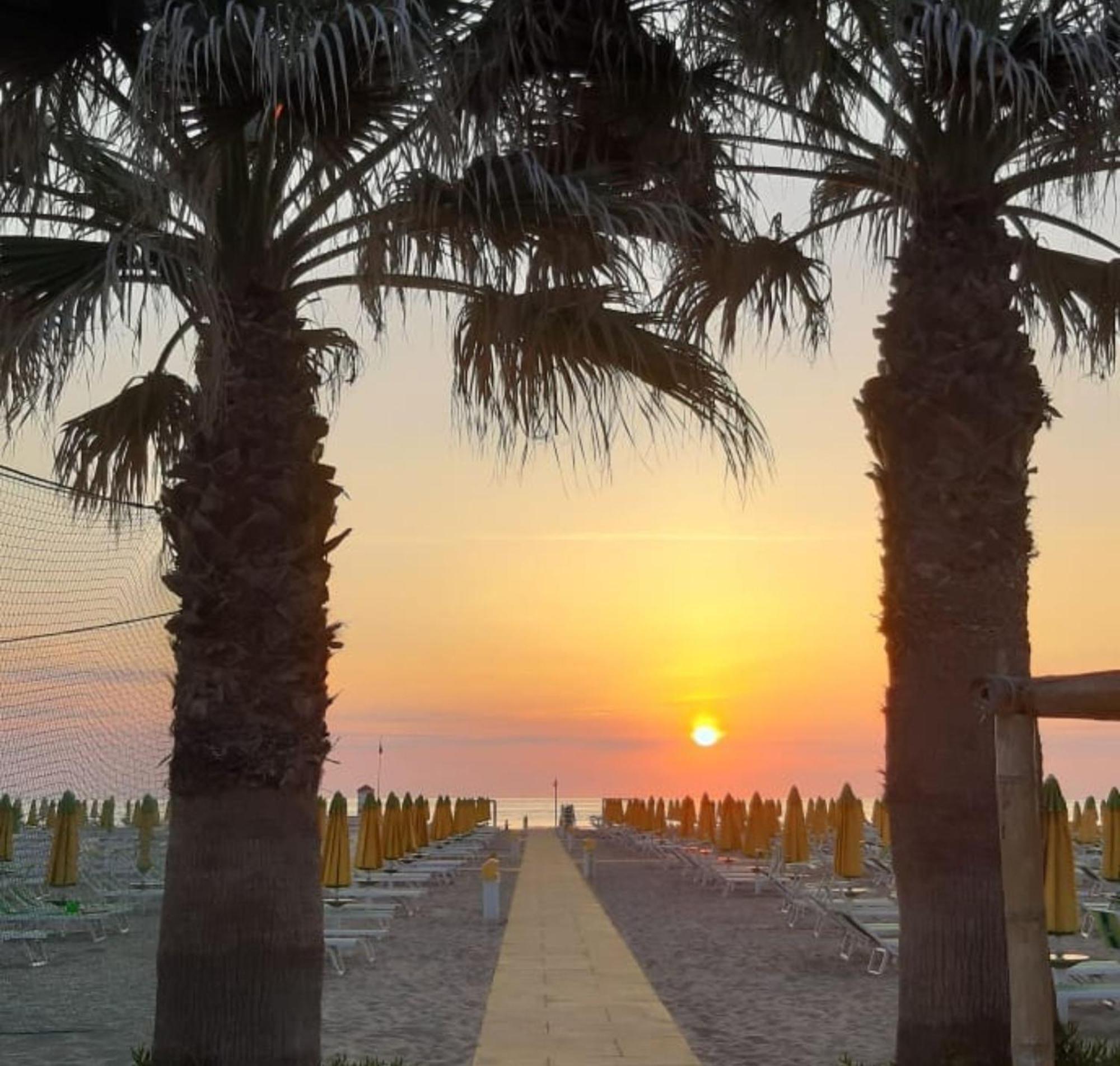 Hotel Caruso Rimini Bagian luar foto
